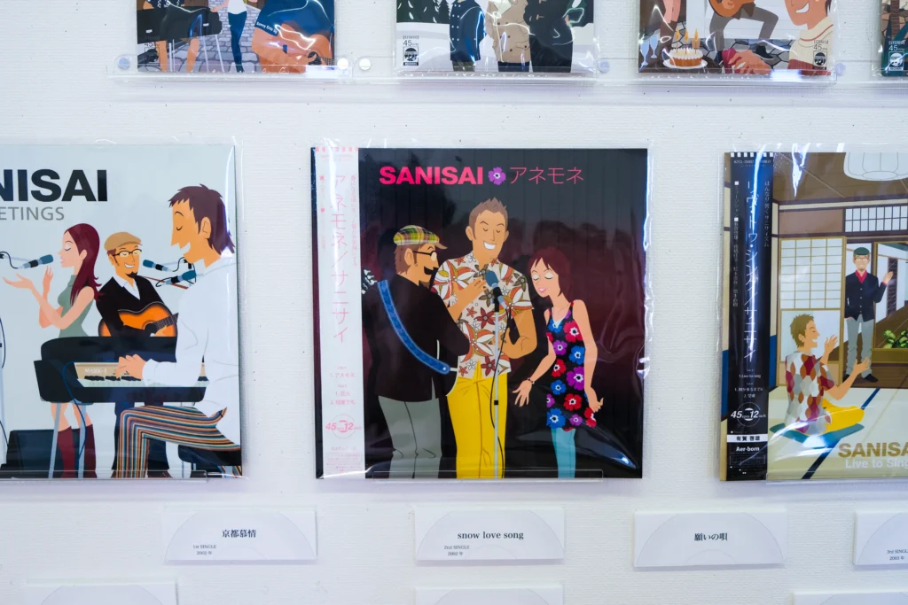 2026年5月15日〜17日「SANISAI ILLUSTRATION WORKS」 出版記念 LIVE ＆ 展示 〜 SANISAI × QUATRE ILLUSTRATION アートクロニクル 〜のライブ＆展示の様子