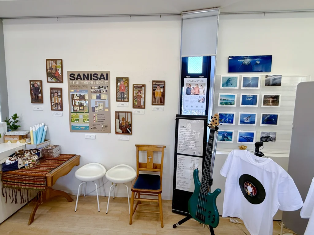 2026年5月15日〜17日「SANISAI ILLUSTRATION WORKS」 出版記念 LIVE ＆ 展示 〜 SANISAI × QUATRE ILLUSTRATION アートクロニクル 〜のライブ＆展示の様子