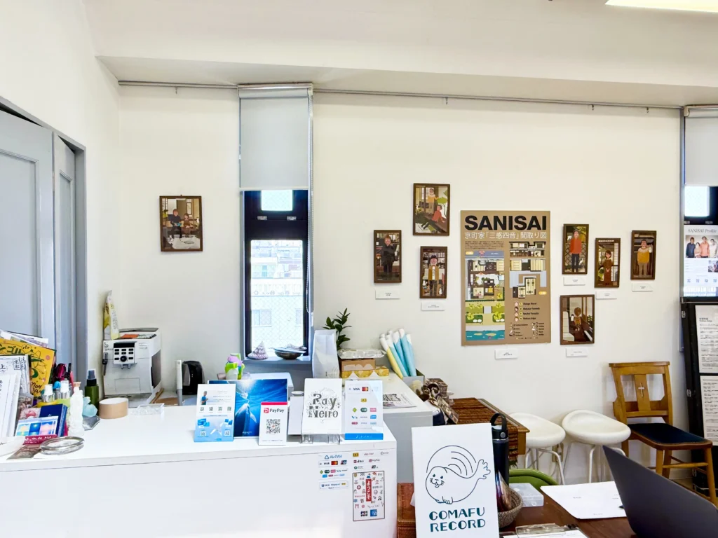 2026年5月15日〜17日「SANISAI ILLUSTRATION WORKS」 出版記念 LIVE ＆ 展示 〜 SANISAI × QUATRE ILLUSTRATION アートクロニクル 〜のライブ＆展示の様子