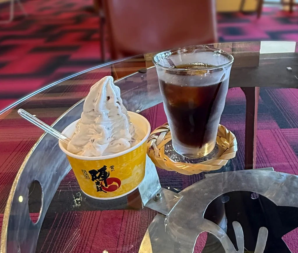 お菓子の香梅　ドゥ・アート・スペース人吉店　陣太鼓ソフトとアイスコーヒーの画像